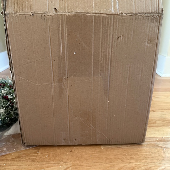 Victorian Themed Christmas Lights and Musical Artificial Wreath - Picture 14 of 16